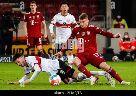 Stuttgart, Allemagne.14th décembre 2021.Michael Cuisance (R) du Bayern Munich vit avec Atakan Karazor de Stuttgart lors d'un match allemand de la Bundesliga entre VfB Stuttgart et le Bayern Munich à Stuttgart, Allemagne, le 14 décembre 2021.Bayern Munich a gagné 5-0.Credit: Philippe Ruiz/Xinhua/Alay Live News Banque D'Images