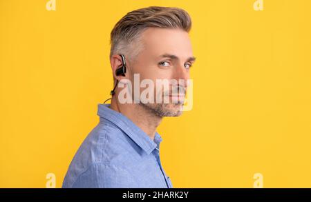 homme mûr et peu rasé. entreprise agile. homme élégant avec casque sans fil. Banque D'Images