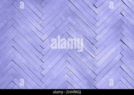 Fond de mur en bois texturé de couleur très Peri violet, motif à chevrons Banque D'Images