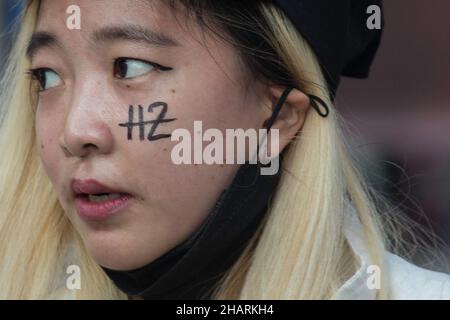 12 décembre 2021, Bangkok, Bangkok, Thaïlande: Les manifestants ont écrit des messages sur leurs joues contre l'article 112 de la loi.(Credit image: © Atiwat Silpamethanont/Pacific Press via ZUMA Press Wire) Banque D'Images
