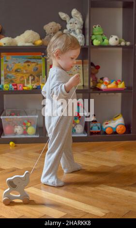 Adorable petit enfant garçon s'amusant à la maison jouant avec des jouets colorés, sur le sol.Activités en intérieur pour les enfants Banque D'Images