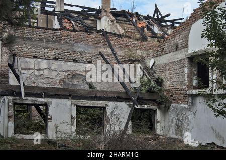 Belle photo de ruines d'une vieille maison s'est effondrée en raison de la détérioration Banque D'Images