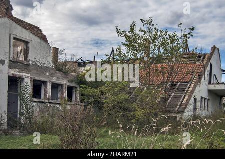 Belle photo de ruines d'une vieille maison s'est effondrée en raison de la détérioration Banque D'Images