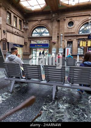 ÉDIMBOURG, ROYAUME-UNI - 04 août 2020 : vue sur les personnes assises dans la salle d'attente de la gare d'Édimbourg, au Royaume-Uni Banque D'Images