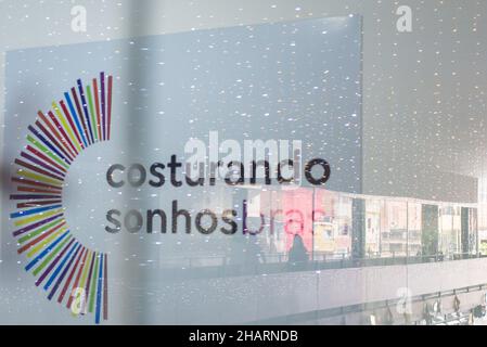 SÃO PAULO, SP - 14.12.2021: DESFILE NO G10 FAVELAS EM PARAIS'POLIS SP - le défilé du projet ?Reams Sewing Brésil?Elle a eu lieu au pavillon social favelas G10 dans le quartier de Paraisópolis, fin novembre (30).En partenariat avec Enel Distribuição, ils ont lancé la collection ?Energy - coudre un monde plus circulaire et durable?.Dans la photo, un panneau avec le logo du projet Sewing Dreams Brazil, ce mardi 14th décembre.(Photo: Vincent Bosson/Fotoarena) Banque D'Images