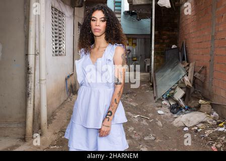 SÃO PAULO, SP - 14.12.2021: DESFILE NO G10 FAVELAS EM PARAIS'POLIS SP - le défilé du projet ?Reams Sewing Brésil?Elle a eu lieu au pavillon social favelas G10 dans le quartier de Paraisópolis, fin novembre (30).En partenariat avec Enel Distribuição, ils ont lancé la collection ?Energy - coudre un monde plus circulaire et durable?.Dans la photo, essai photographique avec les modèles de la communauté, dans le quartier de Paraisópolis, ce mardi 14th décembre.(Photo: Vincent Bosson/Fotoarena) Banque D'Images
