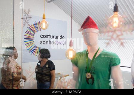 SÃO PAULO, SP - 14.12.2021: DESFILE NO G10 FAVELAS EM PARAIS'POLIS SP - le défilé du projet ?Reams Sewing Brésil?Elle a eu lieu au pavillon social favelas G10 dans le quartier de Paraisópolis, fin novembre (30).En partenariat avec Enel Distribuição, ils ont lancé la collection ?Energy - coudre un monde plus circulaire et durable?.Dans la photo, un panneau avec le logo du projet Sewing Dreams Brazil, ce mardi 14th décembre.(Photo: Vincent Bosson/Fotoarena) Banque D'Images