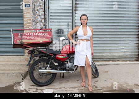 SÃO PAULO, SP - 14.12.2021: DESFILE NO G10 FAVELAS EM PARAIS'POLIS SP - le défilé du projet ?Reams Sewing Brésil?Elle a eu lieu au pavillon social favelas G10 dans le quartier de Paraisópolis, fin novembre (30).En partenariat avec Enel Distribuição, ils ont lancé la collection ?Energy - coudre un monde plus circulaire et durable?.Dans la photo, essai photographique avec les modèles de la communauté, dans le quartier de Paraisópolis, ce mardi 14th décembre.(Photo: Vincent Bosson/Fotoarena) Banque D'Images