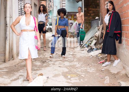 SÃO PAULO, SP - 14.12.2021: DESFILE NO G10 FAVELAS EM PARAIS'POLIS SP - le défilé du projet ?Reams Sewing Brésil?Elle a eu lieu au pavillon social favelas G10 dans le quartier de Paraisópolis, fin novembre (30).En partenariat avec Enel Distribuição, ils ont lancé la collection ?Energy - coudre un monde plus circulaire et durable?.Dans la photo, essai photographique avec les modèles de la communauté, dans le quartier de Paraisópolis, ce mardi 14th décembre.(Photo: Vincent Bosson/Fotoarena) Banque D'Images