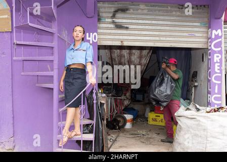SÃO PAULO, SP - 14.12.2021: DESFILE NO G10 FAVELAS EM PARAIS'POLIS SP - le défilé du projet ?Reams Sewing Brésil?Elle a eu lieu au pavillon social favelas G10 dans le quartier de Paraisópolis, fin novembre (30).En partenariat avec Enel Distribuição, ils ont lancé la collection ?Energy - coudre un monde plus circulaire et durable?.Dans la photo, essai photographique avec les modèles de la communauté, dans le quartier de Paraisópolis, ce mardi 14th décembre.(Photo: Vincent Bosson/Fotoarena) Banque D'Images