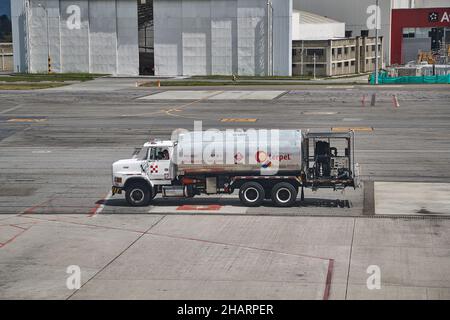 Camions-citernes à carburant à l'aéroport Banque D'Images