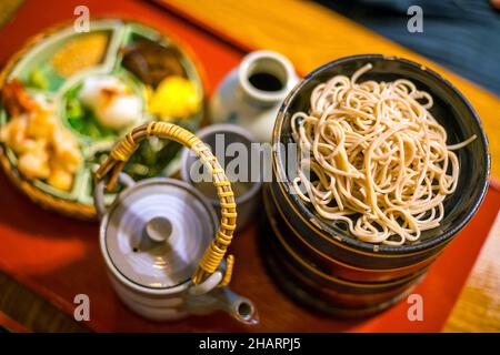 Nouilles soba traditionnelles de style Kyoto dans un restaurant japonais Banque D'Images