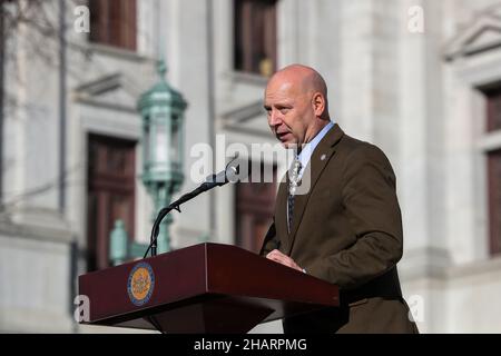 Harrisburg, États-Unis.14th décembre 2021.Le sénateur de l'État de Pennsylvanie, Doug Matriano, parle lors d'un rassemblement contre les mandats relatifs aux vaccins.Des gens se sont rassemblés sur les marches du Capitole de l'État de Pennsylvanie pour protester contre les mandats de vaccination de la COVID-19.Crédit : SOPA Images Limited/Alamy Live News Banque D'Images