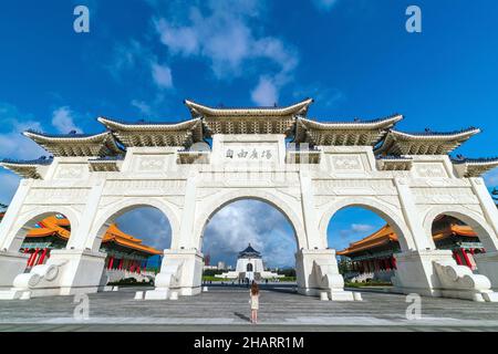 La porte principale de la salle nationale Chiang Kai-shek Memorial Hall à Taipei, Taïwan (la signification du texte chinois sur l'arcade est « Liberty Square ») Banque D'Images