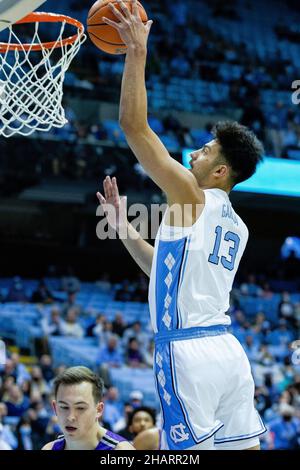 Chapel Hill, Caroline du Nord, États-Unis.14th décembre 2021.Caroline du Nord Tar Heels en avant Dawson Garcia (13) met dans une mise à pied contre les Paladins Furman dans le match de basket-ball NCAA au Centre Dean Smith à Chapel Hill, NC.(Scott Kinser/Cal Sport Media).Crédit : csm/Alay Live News Banque D'Images