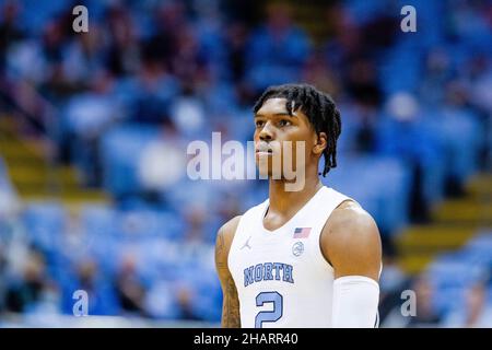 Chapel Hill, Caroline du Nord, États-Unis.14th décembre 2021.Caroline du Nord Tar talons garde Caleb Love (2) pendant la première moitié contre les Paladins Furman dans le match de basket-ball NCAA au Dean Smith Centre à Chapel Hill, NC.(Scott Kinser/Cal Sport Media).Crédit : csm/Alay Live News Banque D'Images