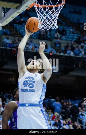 Chapel Hill, Caroline du Nord, États-Unis.14th décembre 2021.Caroline du Nord Tar Heels en avant Brady Manek (45) fait une mise à pied lors de la première moitié du match de basketball de la NCAA au Dean Smith Center de Chapel Hill, en Caroline du Nord.(Scott Kinser/Cal Sport Media).Crédit : csm/Alay Live News Banque D'Images