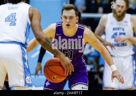 Chapel Hill, Caroline du Nord, États-Unis.14th décembre 2021.Furman Paladins garde Conley Garrison (51) en défense contre les talons de goudron de Caroline du Nord pendant le match de basketball de la NCAA au Dean Smith Centre de Chapel Hill, en Caroline du Nord.(Scott Kinser/Cal Sport Media).Crédit : csm/Alay Live News Banque D'Images