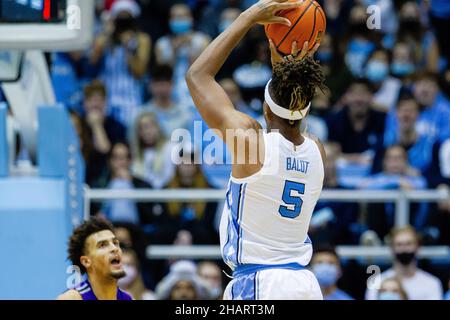 Chapel Hill, Caroline du Nord, États-Unis.14th décembre 2021.Caroline du Nord Tar Heels en avant Armando Bacot (5) tire un trois au cours de la deuxième moitié du match de basket-ball de la NCAA au Dean Smith Centre à Chapel Hill, en Caroline du Nord.(Scott Kinser/Cal Sport Media).Crédit : csm/Alay Live News Banque D'Images