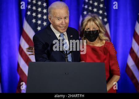 Washington, DC.14th décembre 2021.Le président des États-Unis, Joe Biden, accompagné de la première dame, le Dr Jill Biden, prend la parole lors d'une célébration des fêtes pour le Comité national démocratique à l'hôtel Washington le 14 décembre 2021 à Washington, DC.Credit: Oliver Contreras/Pool via CNP/dpa/Alay Live News Banque D'Images