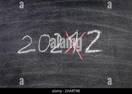 Changements de 2021 à 2022.Écrit avec de la craie blanche sur un fond de tableau noir. Banque D'Images