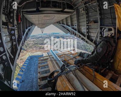 US Marine corps CH-53E Super étalons affectés au Marine Heavy Helicopter Squadron (HMH) 366 effectuer un vol d'entraînement à Brunswick (Maine), le 12 décembre 2021.Marines avec HMH-366 exerçait des opérations de base expéditionnaires avancées et des techniques et procédures par temps froid dans un environnement inconnu.HMH-366 est une unité subordonnée de la 2nd Escadre d'aéronefs maritimes, élément de combat aérien de la II Force expéditionnaire maritime.(É.-U.Photo du corps marin par lance Cpl.Christian Cortez) Banque D'Images