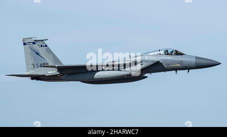 Le Maj. Frederick Gallup IV de la U.S. Air Force, un pilote affecté au 159th Fighter Squadron, 125th Fighter Wing, Florida Air National Guard, vole un F-15C Eagle au-dessus de la base aérienne de MacDill, Floride, le 3 décembre 2021.La supériorité aérienne du F-15 est obtenue grâce à une combinaison de maniabilité et d'accélération sans précédent, de portée, d'armes et d'avionique.(É.-U.Photo de la Force aérienne par Airman 1st Class Joshua Hastings) Banque D'Images