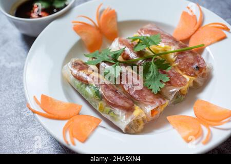 Summer Roll (GOI cuon) est une collation vietnamienne avec des ingrédients tels que du papier de riz, des racines de manioc, des crevettes, des saucisses, des œufs frits et des légumes Banque D'Images