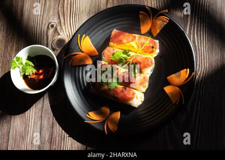 Summer Roll (GOI cuon) est une collation vietnamienne avec des ingrédients tels que du papier de riz, des racines de manioc, des crevettes, des saucisses, des œufs frits et des légumes Banque D'Images