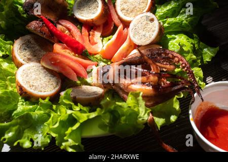 Le calamar farci de porc est un plat populaire dans les restaurants du Vietnam avec des ingrédients tels que le calamar, les champignons, les nouilles, les légumes. Banque D'Images