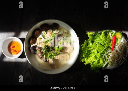 La soupe de nouilles aux champignons de poulet est un plat de petit déjeuner très populaire au Vietnam.Les ingrédients comprennent des nouilles de riz, des champignons, du poulet, des légumes et du spi Banque D'Images