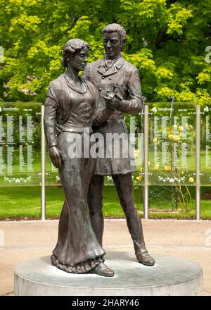 Rose de la statue de bronze Tralee par Jeanne Rynhart représentant un couple dansant dans le parc de Tralee, Tralee, comté de Kerry, Irlande Banque D'Images