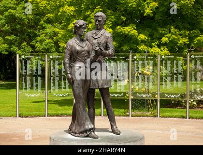 Rose de la statue de bronze Tralee par Jeanne Rynhart représentant un couple dansant dans le parc de Tralee, Tralee, comté de Kerry, Irlande Banque D'Images