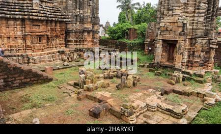 Murs tombés du temple de Sukasari et vue du temple, Bhubaneswar, Odisha, Inde. Banque D'Images