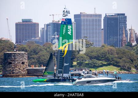 SailGP revient au port de Sydney les 17 et 18 décembre pour le septième événement de la saison 2, les champions de la saison 1 de l'équipe australienne SailGP pilotée par Tom Slingsby passant devant l'île de Fort Denison Credit Martin Berry@Alamy news. Banque D'Images