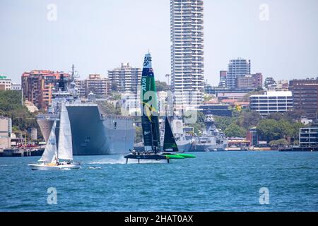 SailGP revient au port de Sydney les 17 et 18 décembre pour le septième événement de la saison 2, les champions de la saison 1 de l'équipe de SailGP d'Australie pilotée par Tom Slingsby en passant par les navires de la Royal Australian Navy à Garden Island base navale, Sydney, Australie crédit Martin Berry@Alamy news. Banque D'Images