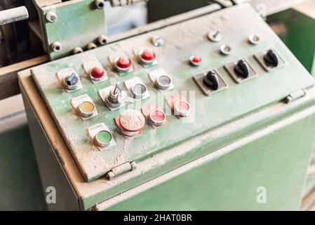 Panneau de commande gris avec boutons et interrupteurs Banque D'Images