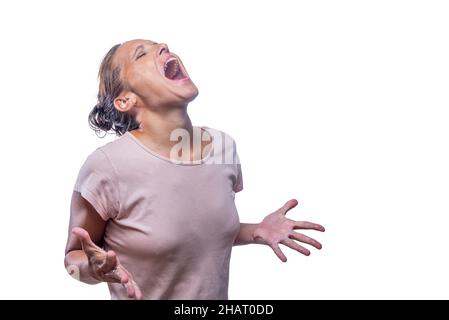 femme adulte criant dans l'air sur un fond blanc Banque D'Images