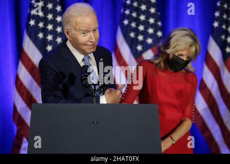 Le président des États-Unis Joe Biden, rejoint par la première dame Dr. Jill Biden, parle lors d'une célébration de vacances pour le Comité national démocratique à l'Hôtel Washington le 14 décembre 2021 à Washington, DC.Credit: Oliver Contreras/Pool via CNP/MediaPunch Banque D'Images