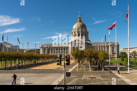 Vue sur l'hôtel de ville de San Fracisco de l'autre côté de la rue Banque D'Images