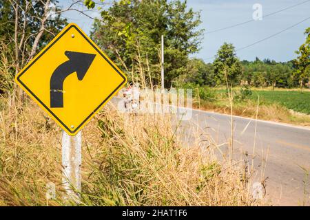 Tournez À DROITE, panneau jaune, panneau de signalisation routière sur la route Banque D'Images