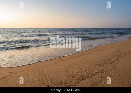 Plage de Najomtien Pattaya Thaïlande, coucher de soleil sur une plage tropicale avec palmiers.Pattaya Thaïlande Banque D'Images