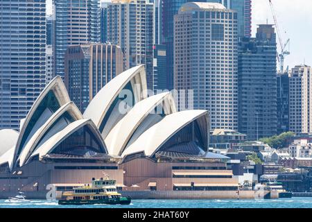 Opéra de Sydney et centre-ville de Sydney avec ferry de Sydney MV Borrowdale passant devant l'opéra, Sydney, Australie Banque D'Images