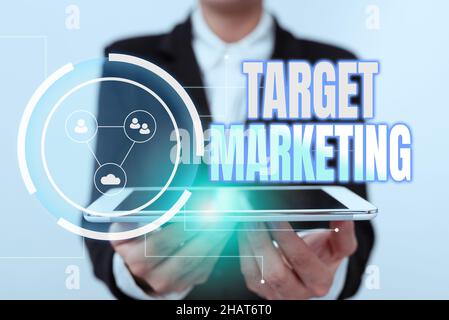 Affiche textuelle montrant le marketing de Target.Mot écrit sur le public objectif clients choisis clients Publicité Lady en uniforme tenant Touchpad montrant Banque D'Images