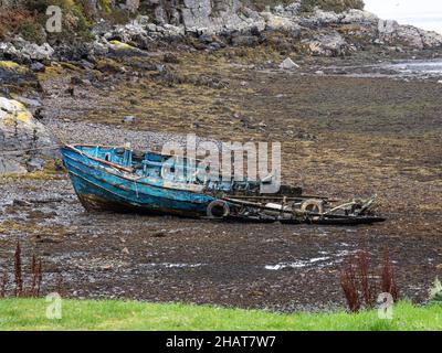 Restes d'un bateau de pêche abandonné sur la part à Plockton, Ross et Cromarty, Highlands, Écosse Banque D'Images