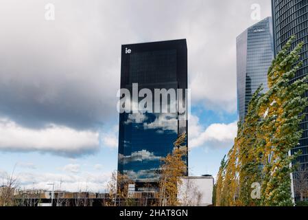 Madrid, Espagne - 5 décembre 2021 : gratte-ciel de l'université IE dans le quartier des affaires de Cuatro Torres.École de commerce privée.Tour Caleido.Gratte-ciels contre Banque D'Images