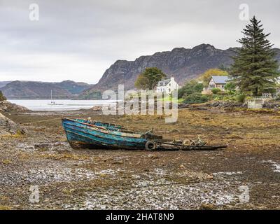 Restes d'un bateau de pêche abandonné sur la part à Plockton, Ross et Cromarty, Highlands, Écosse Banque D'Images