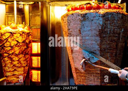 Doner Kebab.Chef cuisinier de cuisine turque célèbre poulet et donateur de viande. Banque D'Images