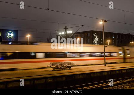 Kiel, Allemagne.15th décembre 2021.Une GLACE passe deux hôtels.Le gouvernement de l'État du Schleswig-Holstein a déjà annoncé des règles Corona plus strictes en 15.12.21.Lors de l'enregistrement à l'hôtel, un test supplémentaire sera nécessaire à l'avenir, à moins que l'on ait déjà eu une vaccination de rappel.En outre, l'obligation de masque est également renforcée.À l'avenir, elle s'appliquera, entre autres, dans les zones intérieures de la gastronomie pour les invités qui ne sont pas assis à leur table ainsi que pour les propriétaires et les employés.Credit: Frank Molter/dpa/Alay Live News Banque D'Images