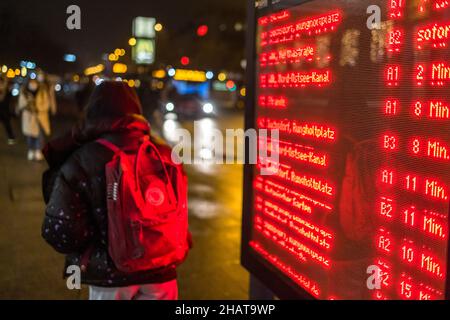 Kiel, Allemagne.15th décembre 2021.Une écolière passe devant un tableau d'affichage à un arrêt de bus le matin.Le gouvernement du Schleswig-Holstein a déjà annoncé des règles Corona plus strictes à partir de 15.12.21.Pendant les vacances de Noël, les élèves mineurs seront de nouveau tenus de fournir des informations d'un parent ou tuteur sur les résultats d'un auto-test effectué au plus tard 72 heures plus tôt.Toutefois, il n'y aura pas d'exceptions pour les élèves qui circulent dans les bus et les trains pendant les vacances à la règle de 3G qui s'applique là-bas.Credit: Frank Molter/dpa/Alay Live News Banque D'Images